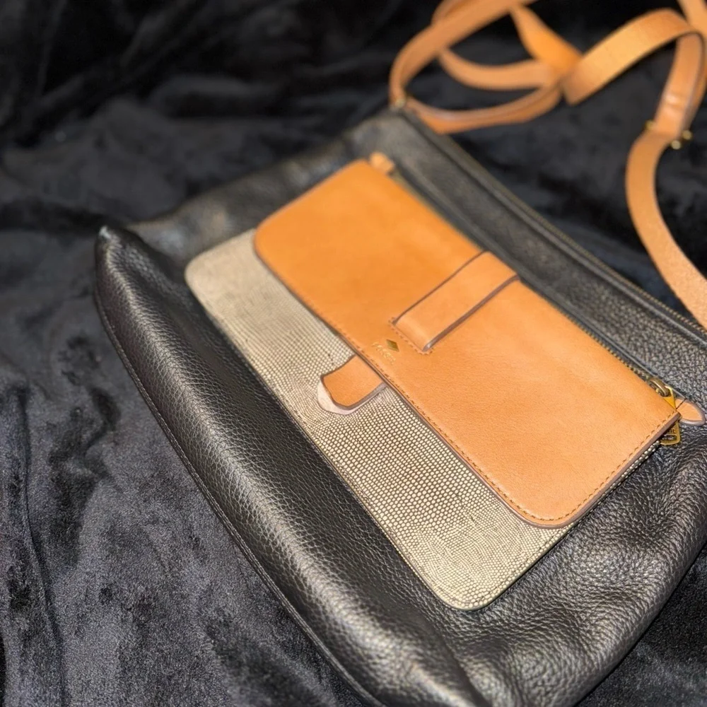 Fossil Black and Tan Crossbody Bag with Structured Elegance